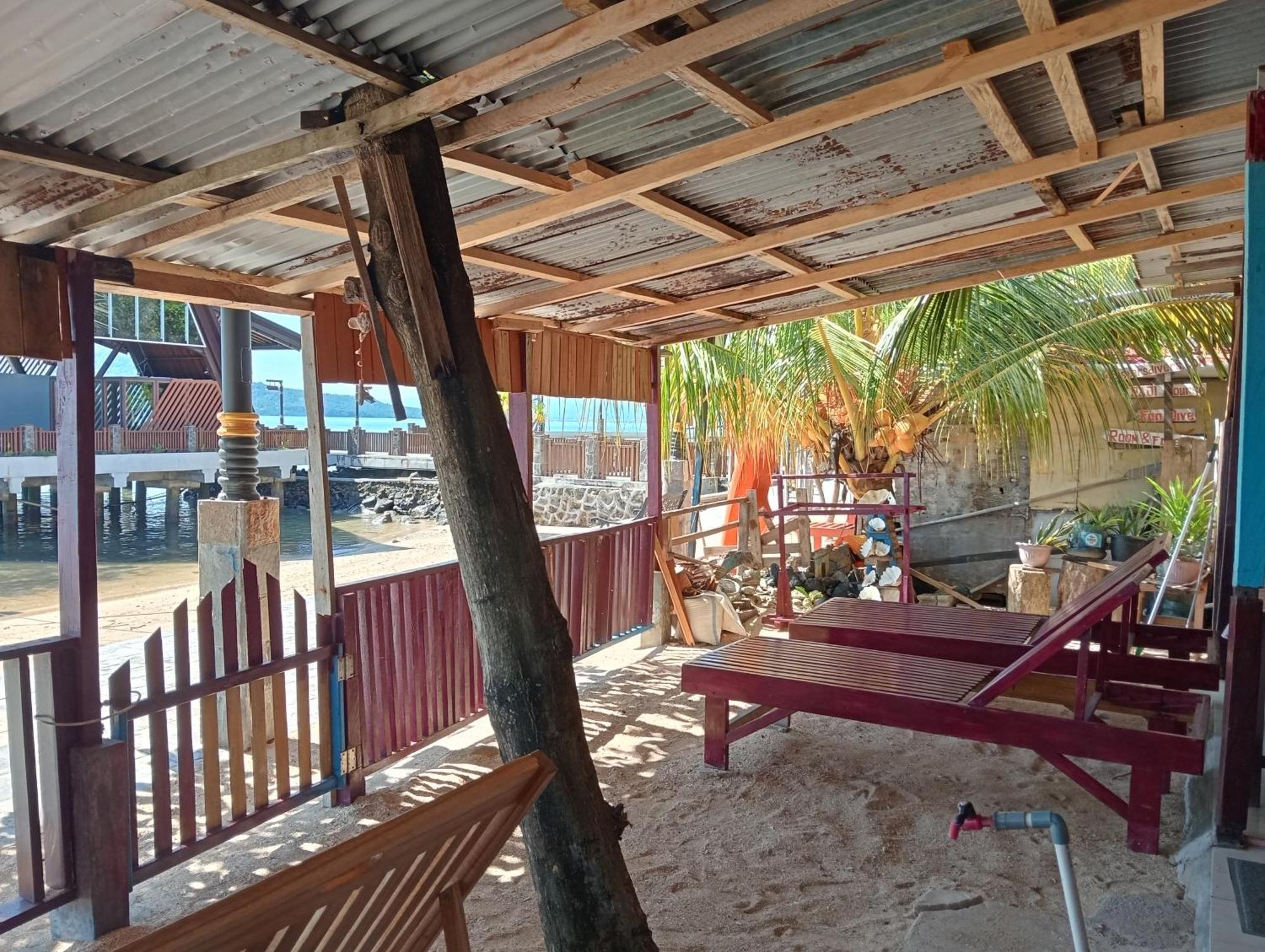 Mamalis Homestay Manado Esterno foto